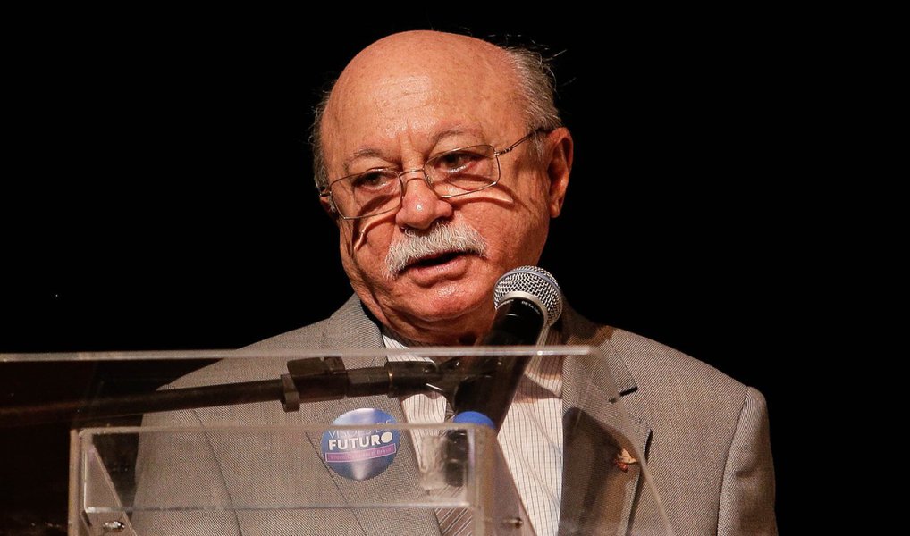Ex-presidente nacional do PSB, Roberto Amaral disse que a prioridade dos partidos de centro-esquerda deveria ser a defesa do mandato da presidente Dilma Rousseff; "O impeachment será um golpe na soberania popular", afirmou, em entrevista ao Valor; Amaral criticou o posicionamento do PSB na ascensão do golpe contra Dilma; "O PSB é um barata-voa, está perdido. Ora a favor do impeachment de Dilma ora contra. Quer uma coisa, depois quer outra", afirmou (Foto: Aquiles Lins) Ex-presidente nacional do PSB, Roberto Amaral disse que a prioridade dos partidos de centro-esquerda deveria ser a defesa do mandato da presidente Dilma Rousseff; "O impeachment será um golpe na soberania popular", afirmou, em entrevista ao Valor; Amaral criticou o posicionamento do PSB na ascensão do golpe contra Dilma; "O PSB é um barata-voa, está perdido. Ora a favor do impeachment de Dilma ora contra. Quer uma coisa, depois quer outra", afirmou