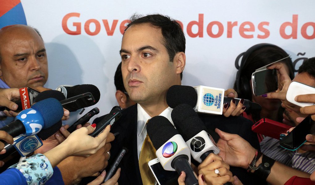 Governador de Pernambuco, Paulo Câmara (PSB), encaminhou à Assembleia Legislativa (Alepe) projeto de lei que autoriza a aplicação de superávits financeiros de órgãos e empresas públicas da administração direta e indireta, além de autarquias, em obras de combate à estiagem e à prevenção de enchentes; segundo o projeto de lei, os recursos serão destinados à realização de obras e ações estruturadoras na área de defesa civil pelos órgãos que apresentem superávit financeiro e para os quais não hajam destinações específicas para sua aplicação (Foto: Paulo Emílio) Governador de Pernambuco, Paulo Câmara (PSB), encaminhou à Assembleia Legislativa (Alepe) projeto de lei que autoriza a aplicação de superávits financeiros de órgãos e empresas públicas da administração direta e indireta, além de autarquias, em obras de combate à estiagem e à prevenção de enchentes; segundo o projeto de lei, os recursos serão destinados à realização de obras e ações estruturadoras na área de defesa civil pelos órgãos que apresentem superávit financeiro e para os quais não hajam destinações específicas para sua aplicação