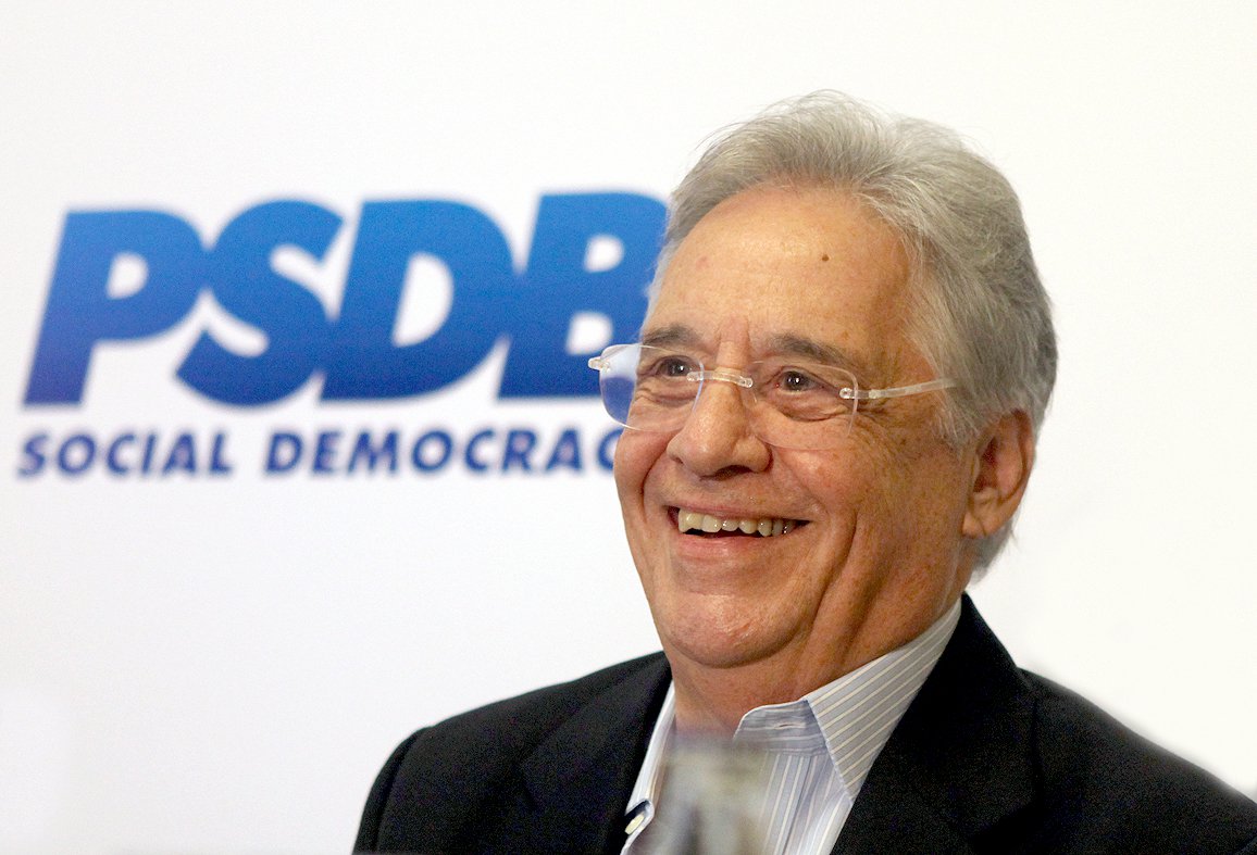 "De vez quando desse mundo encantado, do silêncio absoluto, acaba vazando alguma coisa. Foi o que aconteceu", diz o colunista Paulo Moreira Leite, sobre o vazamento relacionado aos pagamentos da Odebrecht ao Instituto Fernando Henrique Cardoso para uma palestra, que, aparentemente, não foi realizada; no entanto, ele lembra, que casos associados ao PSDB não avançam e que este, de FHC, chega a ser quase irrelevante; "Na realidade, os R$ 975 000 são uma agulha num imenso palheiro que as autoridades não investigam, não apuram. Ali se encontram o metroduto de São Paulo, as privatizações, o esquema de compra de votos que permitiu a reeleição de FHC, o mensalão PSDB-MG", afirma (Foto: Paulo Moreira Leite) "De vez quando desse mundo encantado, do silêncio absoluto, acaba vazando alguma coisa. Foi o que aconteceu", diz o colunista Paulo Moreira Leite, sobre o vazamento relacionado aos pagamentos da Odebrecht ao Instituto Fernando Henrique Cardoso para uma palestra, que, aparentemente, não foi realizada; no entanto, ele lembra, que casos associados ao PSDB não avançam e que este, de FHC, chega a ser quase irrelevante; "Na realidade, os R$ 975 000 são uma agulha num imenso palheiro que as autoridades não investigam, não apuram. Ali se encontram o metroduto de São Paulo, as privatizações, o esquema de compra de votos que permitiu a reeleição de FHC, o mensalão PSDB-MG", afirma