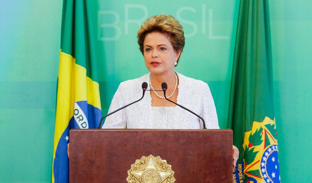A consulta do Tribunal Superior Eleitoral sobre a relatoria das ações que pedem a cassação da presidente Dilma Rousseff e de seu vice, Michel Temer, deve colocar, mais uma vez, PT e PSDB em lados opostos; em parecer enviado nesta quarta (21) ao tribunal, a defesa de Dilma pediu que a ministra Maria Thereza de Assis Moura conduza um dos processos; o PSDB deverá sugerir que fique com o ministro Gilmar Mendes; apesar da posição dos partidos, a definição caberá ao presidente do TSE, Dias Toffoli, o que deve ocorrer nos próximos dias (Foto: Valter Lima) A consulta do Tribunal Superior Eleitoral sobre a relatoria das ações que pedem a cassação da presidente Dilma Rousseff e de seu vice, Michel Temer, deve colocar, mais uma vez, PT e PSDB em lados opostos; em parecer enviado nesta quarta (21) ao tribunal, a defesa de Dilma pediu que a ministra Maria Thereza de Assis Moura conduza um dos processos; o PSDB deverá sugerir que fique com o ministro Gilmar Mendes; apesar da posição dos partidos, a definição caberá ao presidente do TSE, Dias Toffoli, o que deve ocorrer nos próximos dias