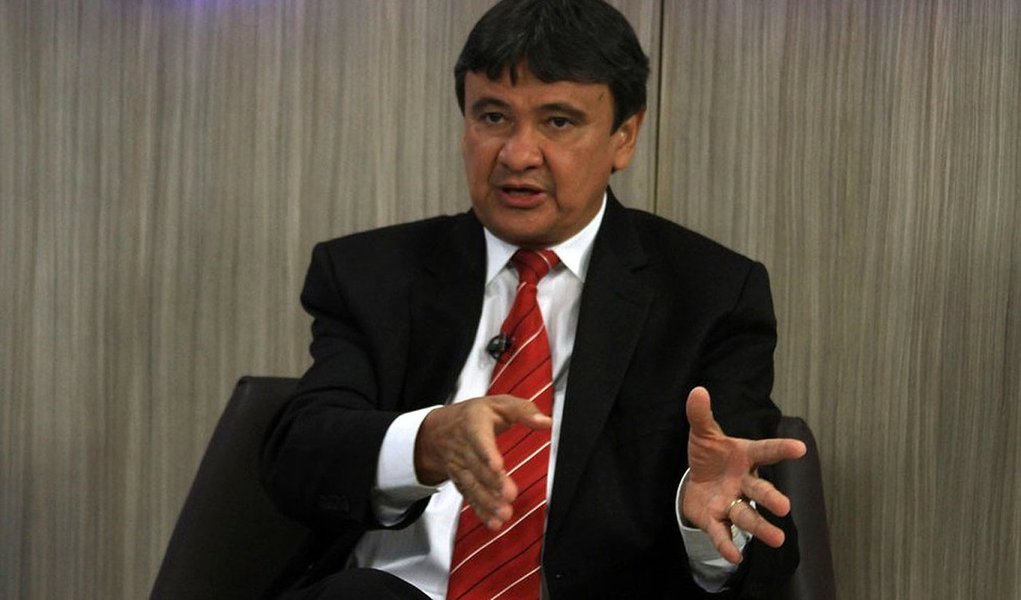 “Estamos na UTI sangrando. E temos uma poupança, as reservas cambiais, que pode estancar o sangramento. Não vamos utilizar esse remédio”, disse Wellington Dias (PT), governador do Piauí; o PT tem pressionado o novo ministro da Fazenda, Nelson Barbosa, a dar uma “guinada à esquerda” na economia e poupar as bases sociais dos ajustes (Foto: Roberta Namour) “Estamos na UTI sangrando. E temos uma poupança, as reservas cambiais, que pode estancar o sangramento. Não vamos utilizar esse remédio”, disse Wellington Dias (PT), governador do Piauí; o PT tem pressionado o novo ministro da Fazenda, Nelson Barbosa, a dar uma “guinada à esquerda” na economia e poupar as bases sociais dos ajustes