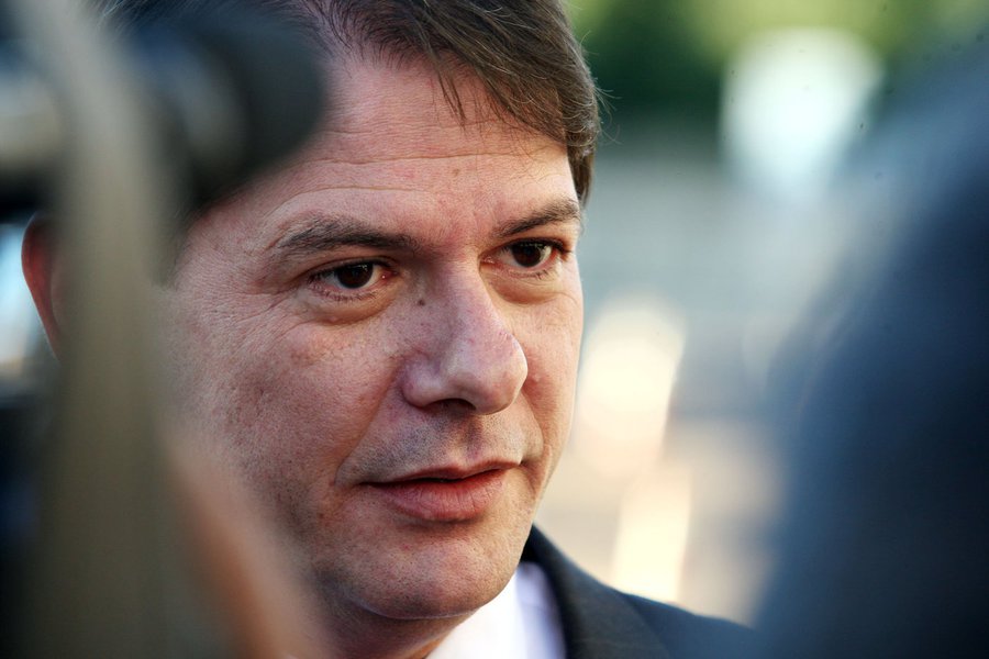 Demitido do Ministério da Educação depois de chamar o deputado Eduardo Cunha (PMDB-RJ) de "achacador", o ex-ministro Cid Gomes afirma que o governo federal não deveria tentar qualquer tipo de acordo com o presidente da Câmara; "O governo tentar acordo com uma figura como essa não contribui em nada para que ele resgate sua popularidade. Pode até ficar até o fim, mas sem popularidade, qual o retorno disso? Só vale a pena estar no governo para estar bem com o povo. Estar no poder sobrevivendo, sem ter respaldo popular, para que serve isso?", diz ele; Cid prevê que o ex-presidente Lula não será candidato em 2018; "Só se for burro, coisa que ele não é. Quem foi presidente duas vezes tem que cuidar do seu legado, da sua história"; sua aposta é o irmão Ciro (Foto: Leonardo Attuch) Demitido do Ministério da Educação depois de chamar o deputado Eduardo Cunha (PMDB-RJ) de "achacador", o ex-ministro Cid Gomes afirma que o governo federal não deveria tentar qualquer tipo de acordo com o presidente da Câmara; "O governo tentar acordo com uma figura como essa não contribui em nada para que ele resgate sua popularidade. Pode até ficar até o fim, mas sem popularidade, qual o retorno disso? Só vale a pena estar no governo para estar bem com o povo. Estar no poder sobrevivendo, sem ter respaldo popular, para que serve isso?", diz ele; Cid prevê que o ex-presidente Lula não será candidato em 2018; "Só se for burro, coisa que ele não é. Quem foi presidente duas vezes tem que cuidar do seu legado, da sua história"; sua aposta é o irmão Ciro