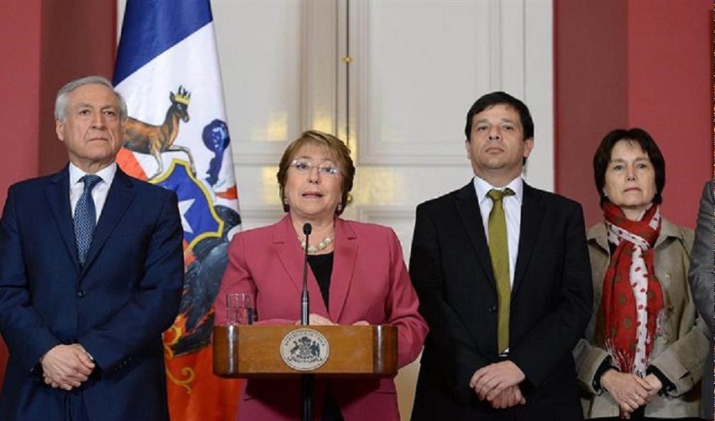 "Hoje estamos dando um passo fundamental rumo ao destino de nosso país. Estamos iniciando o processo que nos permitirá ter uma nova Constituição para o Chile", anunciou a presidente do Chile, Michelle Bachelet, em cadeia nacional de rádio e televisão, cumprindo sua promessa de campanha de substituir a lei maior imposta em 1980 pelo ditador Augusto Pinochet por uma carta magna democrática (Foto: Gisele Federicce) "Hoje estamos dando um passo fundamental rumo ao destino de nosso país. Estamos iniciando o processo que nos permitirá ter uma nova Constituição para o Chile", anunciou a presidente do Chile, Michelle Bachelet, em cadeia nacional de rádio e televisão, cumprindo sua promessa de campanha de substituir a lei maior imposta em 1980 pelo ditador Augusto Pinochet por uma carta magna democrática