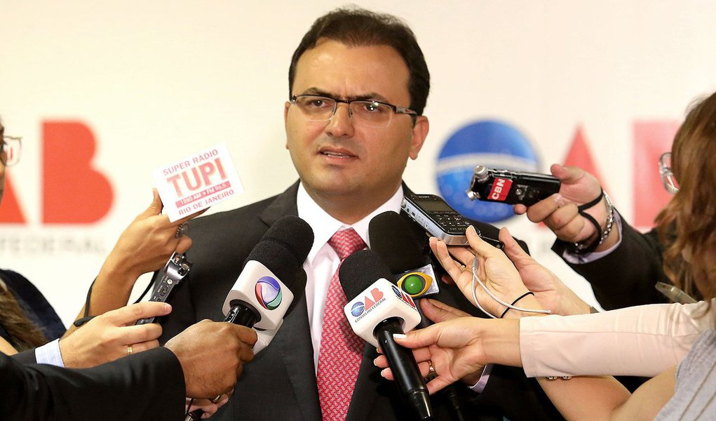 Presidente nacional da Ordem dos Advogados do Brasil, Marcus Vinicius Furtado Coêlho disse que a comissão criada pela entidade para avaliar se um impeachment da presidente Dilma Rousseff é legítimo fará uma análise técnica do cenário, sem qualquer "posição prévia declarada; segundo ele, apesar da decisão do TCU, "é importante dizer que a Ordem não pode ser linha auxiliar do governo nem um braço da oposição" (Foto: Paulo Emílio) Presidente nacional da Ordem dos Advogados do Brasil, Marcus Vinicius Furtado Coêlho disse que a comissão criada pela entidade para avaliar se um impeachment da presidente Dilma Rousseff é legítimo fará uma análise técnica do cenário, sem qualquer "posição prévia declarada; segundo ele, apesar da decisão do TCU, "é importante dizer que a Ordem não pode ser linha auxiliar do governo nem um braço da oposição"