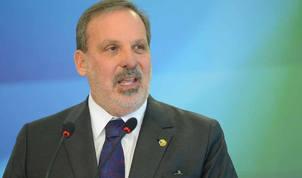 Ministro do Desenvolvimento, Armando Monteiro Neto, disse que a oposição colocou o país em uma situação em que somente o que importa é apear a presidente Dilma Rousseff do poder, deixado de lado a agenda necessária para alavancar a retomada do crescimento econômico; "Estamos enredados numa disputa política que vem se estendendo demasiadamente. A oposição está entrincheirada na tese do impeachment", afirmou (Foto: Paulo Emílio) Ministro do Desenvolvimento, Armando Monteiro Neto, disse que a oposição colocou o país em uma situação em que somente o que importa é apear a presidente Dilma Rousseff do poder, deixado de lado a agenda necessária para alavancar a retomada do crescimento econômico; "Estamos enredados numa disputa política que vem se estendendo demasiadamente. A oposição está entrincheirada na tese do impeachment", afirmou