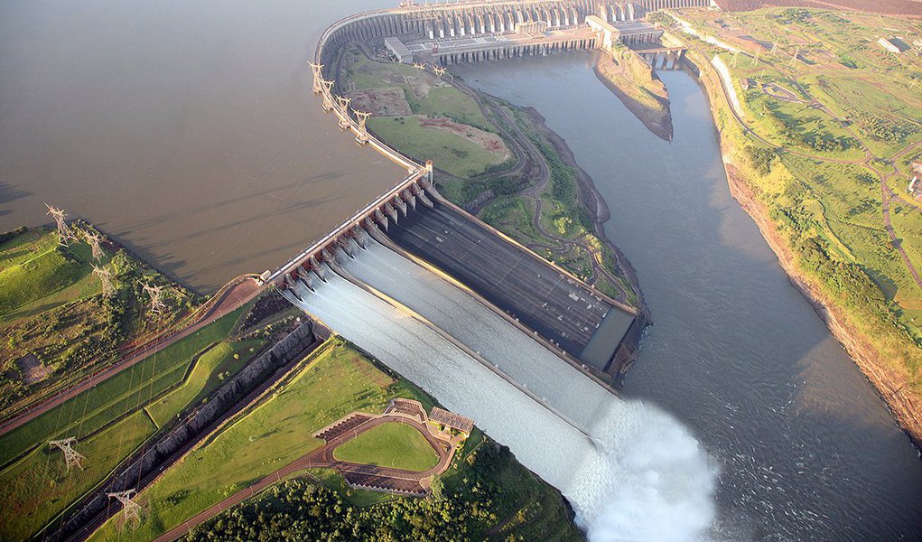 Usina hidrelétrica do Paraná ultrapassou a chinesa Três Gargantas e voltou à liderança mundial em produção de energia elétrica; a binacional, que pertence ao Brasil e ao Paraguai, também atingiu outra marca histórica, a de maior produtora de energia acumulada do planeta, com mais de 2,312 bilhões de megawats-hora (MWh) desde a entrada em operação, em maio de 1984 (Foto: Leonardo Lucena) Usina hidrelétrica do Paraná ultrapassou a chinesa Três Gargantas e voltou à liderança mundial em produção de energia elétrica; a binacional, que pertence ao Brasil e ao Paraguai, também atingiu outra marca histórica, a de maior produtora de energia acumulada do planeta, com mais de 2,312 bilhões de megawats-hora (MWh) desde a entrada em operação, em maio de 1984