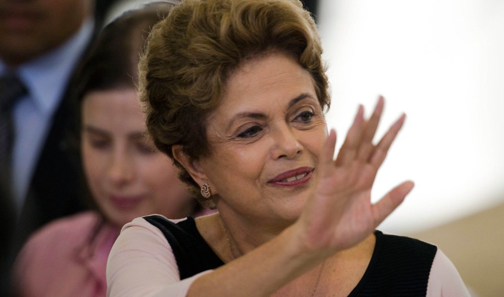 Presidente Dilma Rousseff deixou Porto Alegre na tarde desta sexta-feira (1) após passar a virada do ano com a família na capital gaúcha; havia expectativa de que a presidente permanecesse no Sul até o nascimento do seu segundo neto, já que a sua filha Paula está na reta final da gravidez; na agenda divulgada pela assessoria da Presidência para o fim de semana não consta nenhum compromisso oficial (Foto: José Barbacena) Presidente Dilma Rousseff deixou Porto Alegre na tarde desta sexta-feira (1) após passar a virada do ano com a família na capital gaúcha; havia expectativa de que a presidente permanecesse no Sul até o nascimento do seu segundo neto, já que a sua filha Paula está na reta final da gravidez; na agenda divulgada pela assessoria da Presidência para o fim de semana não consta nenhum compromisso oficial