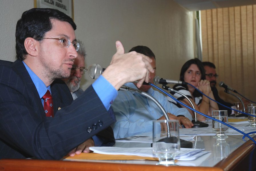 Além do processo por improbidade administrativa, promotor Fernando Krebs pede o bloqueio de R$ 7,9 milhões relativos a um contrato supostamente ilegal firmado com a empresa WF Consultoria e Mídia Ltda; ação tomou por base inquérito civil público e relatório encaminhado ao MP-GO pelo TCE que julgou ilegal a contratação da empresa sem a realização de licitação; a WF Consultoria promoveria, ao custo de R$ 2,64 milhões, a veiculação de seis inserções com duração de um minuto no programa Luz da Palavra, em duas edições diárias na sua rede de emissoras de rádio (Foto: Realle Palazzo-Martini) Além do processo por improbidade administrativa, promotor Fernando Krebs pede o bloqueio de R$ 7,9 milhões relativos a um contrato supostamente ilegal firmado com a empresa WF Consultoria e Mídia Ltda; ação tomou por base inquérito civil público e relatório encaminhado ao MP-GO pelo TCE que julgou ilegal a contratação da empresa sem a realização de licitação; a WF Consultoria promoveria, ao custo de R$ 2,64 milhões, a veiculação de seis inserções com duração de um minuto no programa Luz da Palavra, em duas edições diárias na sua rede de emissoras de rádio