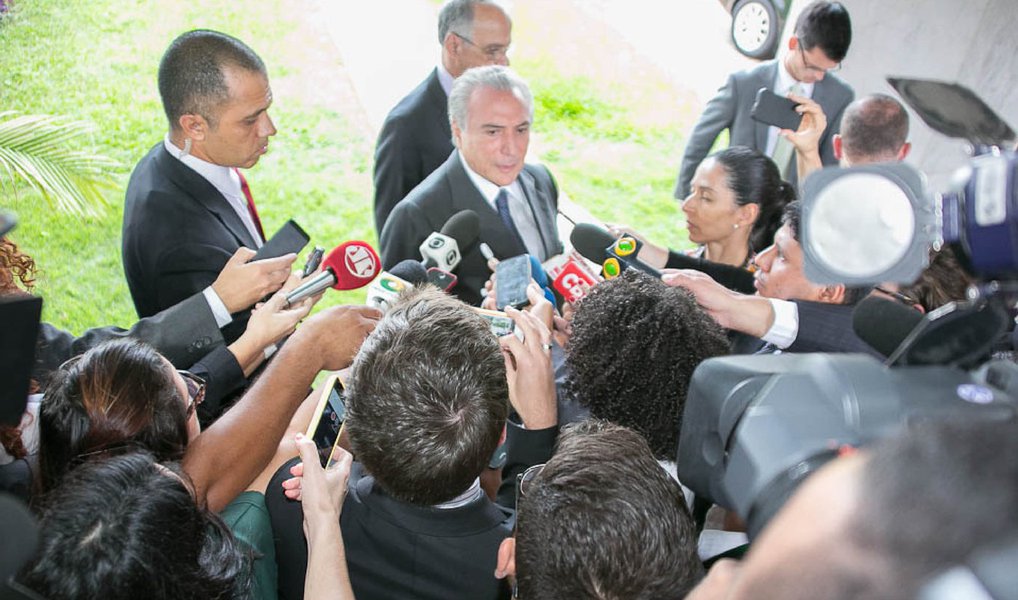 Em reunião com deputados do PMDB que defendem o rompimento com o governo e a retirada da presidente Dilma Rousseff do cargo, o vice Michel Temer avaliou que o impeachment "absolutamente perdeu relevância" no debate político; segundo o deputado, Osmar Terra (RS), Temer já "trabalha com a ideia de que não vai ter impeachment"; outro peemedebista pró-impeachment, o deputado Lúcio Vieira Lima (BA) já trabalha com a possibilidade de o julgamento do impeachment no Congresso só acabar em 2017; discussão sobre o rompimento do PMDB com o governo Dilma durante a convenção nacional do partido, prevista para março, também vem perdendo força (Foto: Aquiles Lins) Em reunião com deputados do PMDB que defendem o rompimento com o governo e a retirada da presidente Dilma Rousseff do cargo, o vice Michel Temer avaliou que o impeachment "absolutamente perdeu relevância" no debate político; segundo o deputado, Osmar Terra (RS), Temer já "trabalha com a ideia de que não vai ter impeachment"; outro peemedebista pró-impeachment, o deputado Lúcio Vieira Lima (BA) já trabalha com a possibilidade de o julgamento do impeachment no Congresso só acabar em 2017; discussão sobre o rompimento do PMDB com o governo Dilma durante a convenção nacional do partido, prevista para março, também vem perdendo força