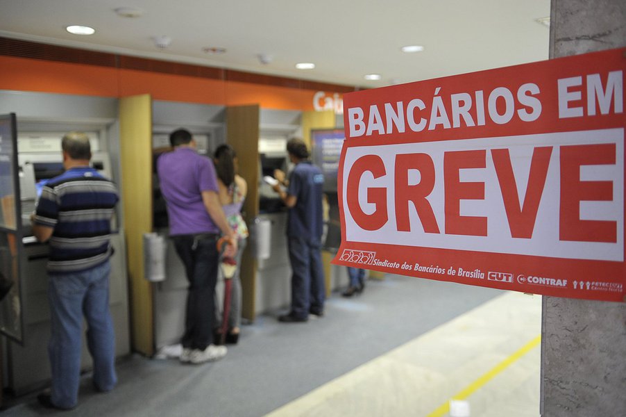 Os bancos estão proibidos de cobrar "juros, multa e outros encargos moratórios de débitos que vencerem durante a greve dos bancários, cujo pagamento obrigatoriamente devesse ser efetuado perante as agências", de acordo com ordem liminar concedida nesta quinta-feira (22) pela 3ª Vara de Relações de Consumo do Estado; a ação civil pública que garantiu essa proibição foi ajuizada pela Superintendência de Proteção e Defesa do Consumidor (Procon-BA) contra a Federação Brasileira de Bancos (Febraban), entidade que congrega e representa as instituições financeiras (Foto: Romulo Faro) Os bancos estão proibidos de cobrar "juros, multa e outros encargos moratórios de débitos que vencerem durante a greve dos bancários, cujo pagamento obrigatoriamente devesse ser efetuado perante as agências", de acordo com ordem liminar concedida nesta quinta-feira (22) pela 3ª Vara de Relações de Consumo do Estado; a ação civil pública que garantiu essa proibição foi ajuizada pela Superintendência de Proteção e Defesa do Consumidor (Procon-BA) contra a Federação Brasileira de Bancos (Febraban), entidade que congrega e representa as instituições financeiras