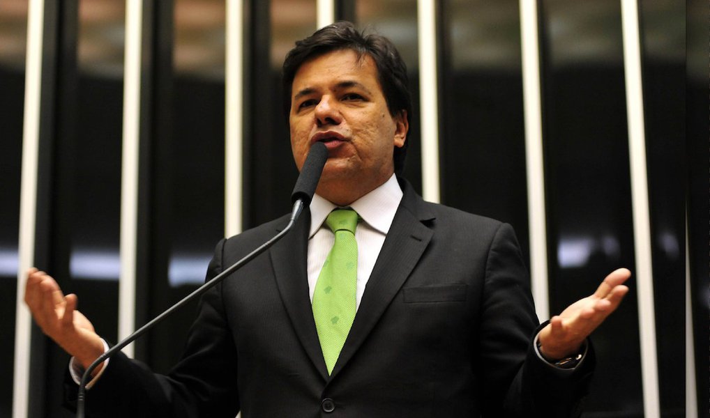 Deputado Mendonça Filho (DEM-PE), um dos articuladores da ruptura da democracia, afirmou ter "certeza que o processo de impeachment vai avançar em 2016", e que "novos tempos possibilitarão o país saia desta crise"; "População está mostrando nas ruas que é possível sonhar com um outro País", disse Mendonça pelo Facebook; mobilização pela saída da presidente Dilma Rousseff, entretanto, se mostrou um fiasco; e deve reduzir ainda mais, depois que o Ministério da Fazenda informou nesta quarta-feira, 30, o pagamento dos R$ 72,4 bilhões referente às chamadas "pedaladas fiscais"; medida atende à principal recomendação do TCU e deixa a oposição sem argumento para tocar o impeachment adiante
(Foto: Leonardo Lucena) Deputado Mendonça Filho (DEM-PE), um dos articuladores da ruptura da democracia, afirmou ter "certeza que o processo de impeachment vai avançar em 2016", e que "novos tempos possibilitarão o país saia desta crise"; "População está mostrando nas ruas que é possível sonhar com um outro País", disse Mendonça pelo Facebook; mobilização pela saída da presidente Dilma Rousseff, entretanto, se mostrou um fiasco; e deve reduzir ainda mais, depois que o Ministério da Fazenda informou nesta quarta-feira, 30, o pagamento dos R$ 72,4 bilhões referente às chamadas "pedaladas fiscais"; medida atende à principal recomendação do TCU e deixa a oposição sem argumento para tocar o impeachment adiante
