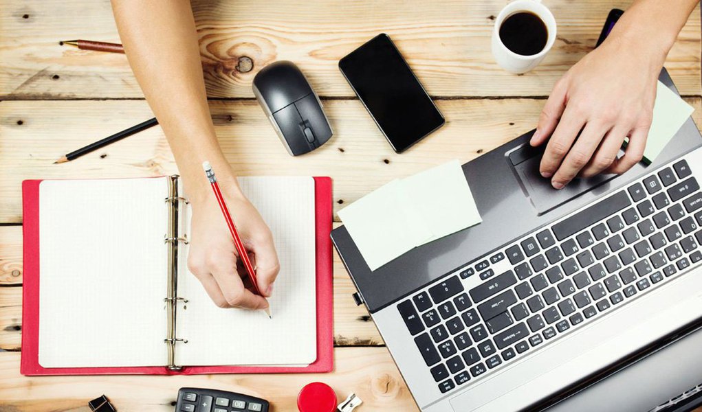 Com a instabilidade no mercado tradicional em função da crise econômica, cada vez mais profissionais têm optado por trabalhar como autônomos; e é natural que o número de freelancers no Brasil tenha aumentado 33% em 2015, de acordo com pesquisa encomendada pela Prolancer, plataforma de ofertas de trabalhos temporários; a maioria desses novos profissionais estão na faixa etária dos 22 aos 30 anos e trabalham com tecnologia ou produção de conteúdo; confira as vantagens de trabalhar como freelancer (Foto: Leonardo Lucena) Com a instabilidade no mercado tradicional em função da crise econômica, cada vez mais profissionais têm optado por trabalhar como autônomos; e é natural que o número de freelancers no Brasil tenha aumentado 33% em 2015, de acordo com pesquisa encomendada pela Prolancer, plataforma de ofertas de trabalhos temporários; a maioria desses novos profissionais estão na faixa etária dos 22 aos 30 anos e trabalham com tecnologia ou produção de conteúdo; confira as vantagens de trabalhar como freelancer