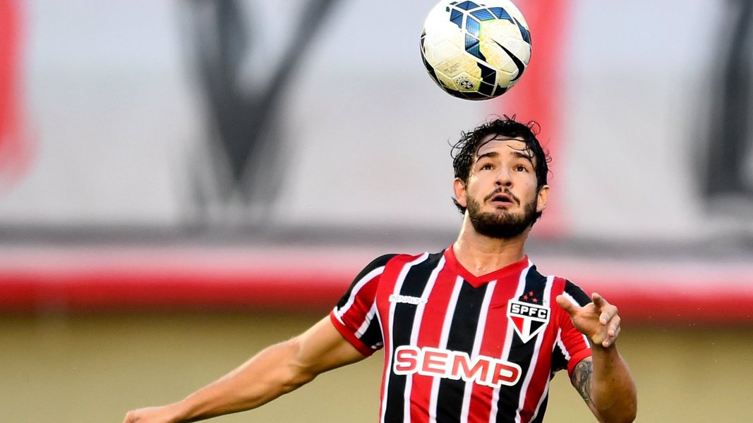 Alexandre Pato, artilheiro da equipe na temporada com 25 gols, levantou a voz para criticar o comportamento dos torcedores; “A torcida vive de momentos. Algumas vezes eu fui xingado, mas hoje algumas partes me ajudaram e apoiaram. O torcedor quer espetáculo, quer gol, mas precisa estar sempre ao lado do jogador”, disse (Foto: Luis Mauro Queiroz) Alexandre Pato, artilheiro da equipe na temporada com 25 gols, levantou a voz para criticar o comportamento dos torcedores; “A torcida vive de momentos. Algumas vezes eu fui xingado, mas hoje algumas partes me ajudaram e apoiaram. O torcedor quer espetáculo, quer gol, mas precisa estar sempre ao lado do jogador”, disse