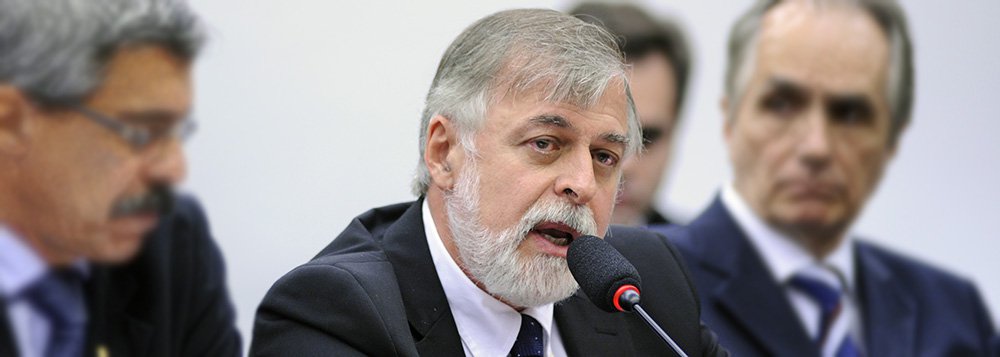 "Virei um leproso. Esse ano de prisão foi um ano de lepra. As pessoas fugiam de mim e continuam fugindo, mas isso está mudando", disse o ex-diretor da Petrobras, Paulo Roberto Costa, em sua primeira entrevista após a prisão, concedida ao jornalista Mario Cesar Carvalho; Costa, que está escrevendo um livro, afirma que a corrupção na estatal foi menor do que tem sido estimada; "Não acredito em desvio de R$ 6 bilhões", diz ele; "Dá uns R$ 3 bilhões no máximo. A Petrobras não pode misturar queda do preço do petróleo, aumento do dólar e desvio de dinheiro" (Foto: Ana Pupulin) "Virei um leproso. Esse ano de prisão foi um ano de lepra. As pessoas fugiam de mim e continuam fugindo, mas isso está mudando", disse o ex-diretor da Petrobras, Paulo Roberto Costa, em sua primeira entrevista após a prisão, concedida ao jornalista Mario Cesar Carvalho; Costa, que está escrevendo um livro, afirma que a corrupção na estatal foi menor do que tem sido estimada; "Não acredito em desvio de R$ 6 bilhões", diz ele; "Dá uns R$ 3 bilhões no máximo. A Petrobras não pode misturar queda do preço do petróleo, aumento do dólar e desvio de dinheiro"