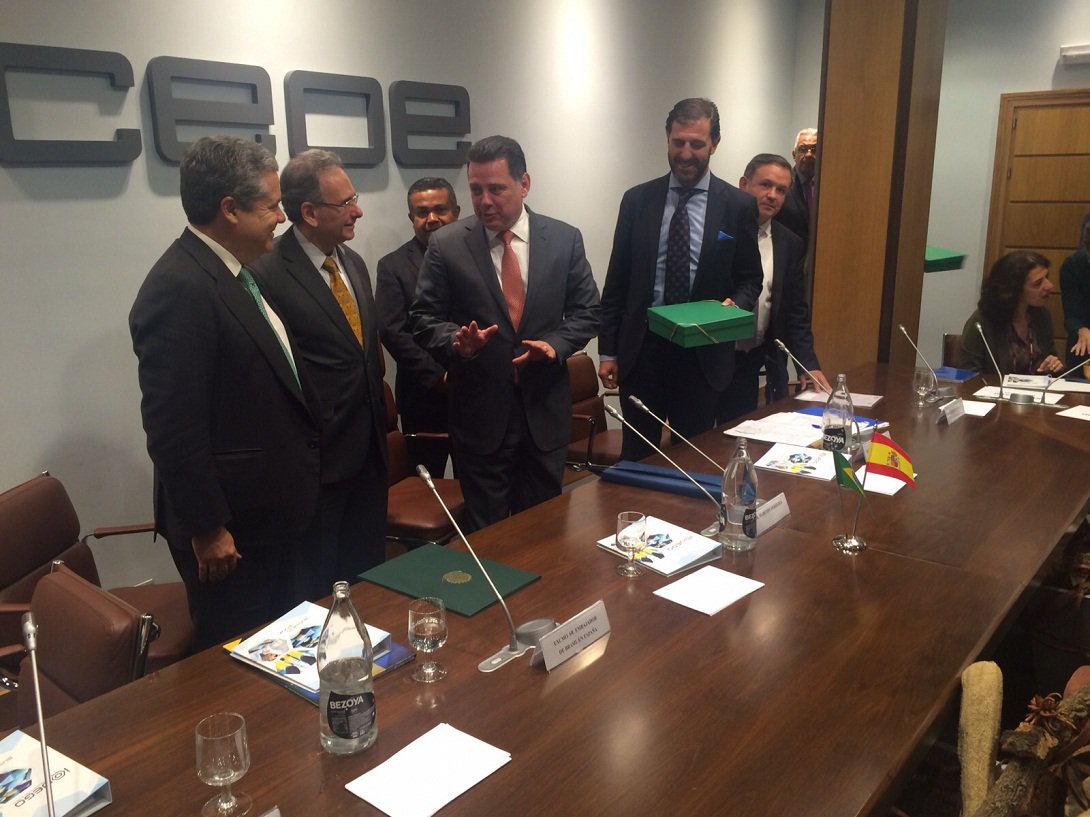 Governador participou hoje pela manhã, em Madri, de um seminário de negócios na sede Confederação Espanhola de Organizações Empresariais (CEOE); com o tema 'Encontro de Oportunidades de Negócios e de Investimentos em Goiás', Marconi falou, para aproximadamente 70 empresários, sobre as possibilidades de negócios no Estado, mostrando os potenciais nichos de investimentos e as condições que são oferecidas para que os empreendimentos se instalem, se desenvolvam e se consolidem; presidente da Câmara de Comércio Brasil Espanha, José Gasset Loring, destacou as potencialidades de Goiás, o ousado programa de incentivos fiscais e o trabalho de Marconi para atrair empresas e investimentos (Foto: José Barbacena) Governador participou hoje pela manhã, em Madri, de um seminário de negócios na sede Confederação Espanhola de Organizações Empresariais (CEOE); com o tema 'Encontro de Oportunidades de Negócios e de Investimentos em Goiás', Marconi falou, para aproximadamente 70 empresários, sobre as possibilidades de negócios no Estado, mostrando os potenciais nichos de investimentos e as condições que são oferecidas para que os empreendimentos se instalem, se desenvolvam e se consolidem; presidente da Câmara de Comércio Brasil Espanha, José Gasset Loring, destacou as potencialidades de Goiás, o ousado programa de incentivos fiscais e o trabalho de Marconi para atrair empresas e investimentos