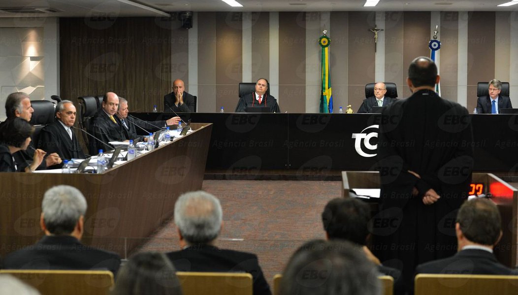 É um absurdo a forma como estão levando essa história do julgamento no Tribunal de Contas sobre contabilidade das transferências sociais feitas pelo governo através dos bancos públicos. É muito barulho por pouco (Foto: Roberto Requião) É um absurdo a forma como estão levando essa história do julgamento no Tribunal de Contas sobre contabilidade das transferências sociais feitas pelo governo através dos bancos públicos. É muito barulho por pouco