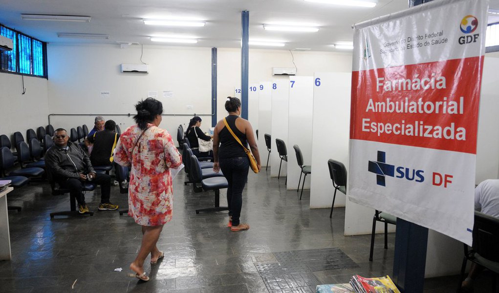 Em busca de ser as primeiras a receberem atendimento, muitas pessoas passaram a noite nas filas das duas farmácias de medicamentos excepcionais, aquelas que fornecem remédios de alto custo; cerca de 200 cidadãos aguardavam atendimento nas primeiras horas na unidade da Estação 102 Sul do metrô, onde a espera é de uma hora e meia; na unidade da EQNM 18/20, na Praça do Cidadão, em Ceilândia, o tempo médio até o atendimento é bem menor: quatro minutos (Foto: Leonardo Lucena) Em busca de ser as primeiras a receberem atendimento, muitas pessoas passaram a noite nas filas das duas farmácias de medicamentos excepcionais, aquelas que fornecem remédios de alto custo; cerca de 200 cidadãos aguardavam atendimento nas primeiras horas na unidade da Estação 102 Sul do metrô, onde a espera é de uma hora e meia; na unidade da EQNM 18/20, na Praça do Cidadão, em Ceilândia, o tempo médio até o atendimento é bem menor: quatro minutos