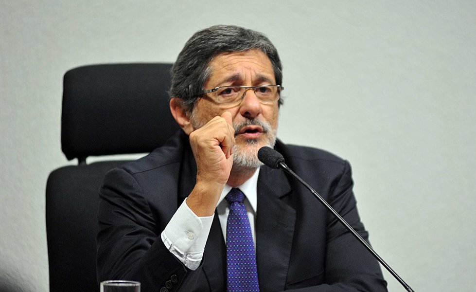 Citado novamente no esquema de corrupção da Petrobras, o ex-presidente da estatal José Sérgio Gabrielli nega as acusações e diz que a ex-gerente executiva da área de abastecimento Venina Velosa da Fonseca "está mentindo" ao dizer que ele tinha conhecimento das irregularidades; "O que eu sei é que ela disse que reforçou os problemas. O que sei de fato é que doutora Venina fez relatório sobre o comportamento da empresa. Já existiu R$ 380 milhões da Petrobras depois das denúncias ainda não se tem uma visão clara das coisas. Eu não tinha como saber o que estava acontecendo objetivamente. Eu me sinto tranquilo em relação a isso" (Foto: Romulo Faro) Citado novamente no esquema de corrupção da Petrobras, o ex-presidente da estatal José Sérgio Gabrielli nega as acusações e diz que a ex-gerente executiva da área de abastecimento Venina Velosa da Fonseca "está mentindo" ao dizer que ele tinha conhecimento das irregularidades; "O que eu sei é que ela disse que reforçou os problemas. O que sei de fato é que doutora Venina fez relatório sobre o comportamento da empresa. Já existiu R$ 380 milhões da Petrobras depois das denúncias ainda não se tem uma visão clara das coisas. Eu não tinha como saber o que estava acontecendo objetivamente. Eu me sinto tranquilo em relação a isso"