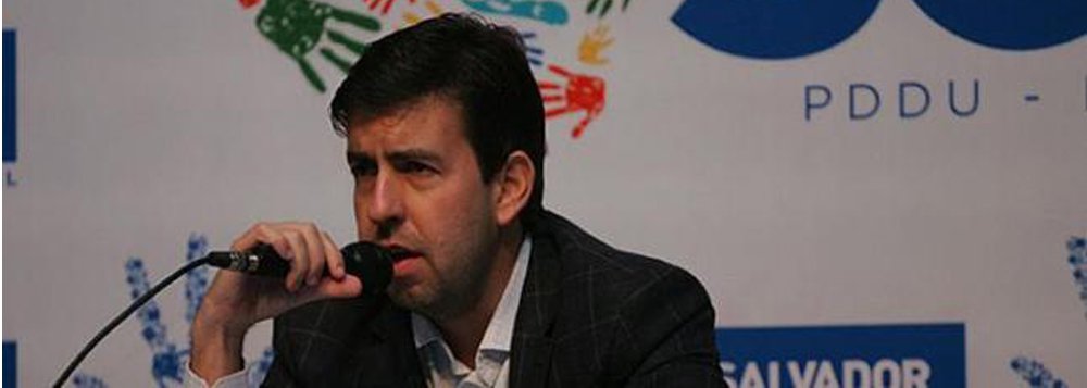As Zonas Especiais de Interesse Social (Zeis), áreas da cidade destinadas à moradia popular e protegidas por regras especiais, receberam atenção especial no projeto de Lei do Plano Diretor de Desenvolvimento Urbano (PDDU) que vem sendo construído pela Prefeitura do Salvador; as mudanças propostas ampliam essas áreas e as protegem da especulação imobiliária, segundo a prefeitura; "Na legislação atual, nada impede a ocupação por grandes empreendimentos nas áreas de borda das Zeis. O que ocorre é que os moradores dessas áreas específicas acabam vendendo seus terrenos e o dinheiro recebido não é suficiente para que se mantenham nas regiões onde moram", diz o secretário de Urbanismo, Silvio Pinheiro, coordenador geral do Plano Salvador 500, PDDU e Louos (Foto: Romulo Faro) As Zonas Especiais de Interesse Social (Zeis), áreas da cidade destinadas à moradia popular e protegidas por regras especiais, receberam atenção especial no projeto de Lei do Plano Diretor de Desenvolvimento Urbano (PDDU) que vem sendo construído pela Prefeitura do Salvador; as mudanças propostas ampliam essas áreas e as protegem da especulação imobiliária, segundo a prefeitura; "Na legislação atual, nada impede a ocupação por grandes empreendimentos nas áreas de borda das Zeis. O que ocorre é que os moradores dessas áreas específicas acabam vendendo seus terrenos e o dinheiro recebido não é suficiente para que se mantenham nas regiões onde moram", diz o secretário de Urbanismo, Silvio Pinheiro, coordenador geral do Plano Salvador 500, PDDU e Louos