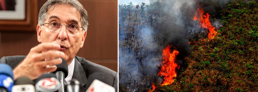 Recurso liberado nesta segunda-feira pelo governador Fernando Pimentel (PT) será usado na contratação de horas de voo de aviões e helicópteros, locação de caminhões pipa, compra de equipamentos e outras ações emergenciais; Minas decretou situação de emergência em todo o estado em decorrência dos focos de incêndio; no final de semana, foram registrados 26 focos de incêndio nas unidades de conservação estaduais (Foto: Gisele Federicce) Recurso liberado nesta segunda-feira pelo governador Fernando Pimentel (PT) será usado na contratação de horas de voo de aviões e helicópteros, locação de caminhões pipa, compra de equipamentos e outras ações emergenciais; Minas decretou situação de emergência em todo o estado em decorrência dos focos de incêndio; no final de semana, foram registrados 26 focos de incêndio nas unidades de conservação estaduais