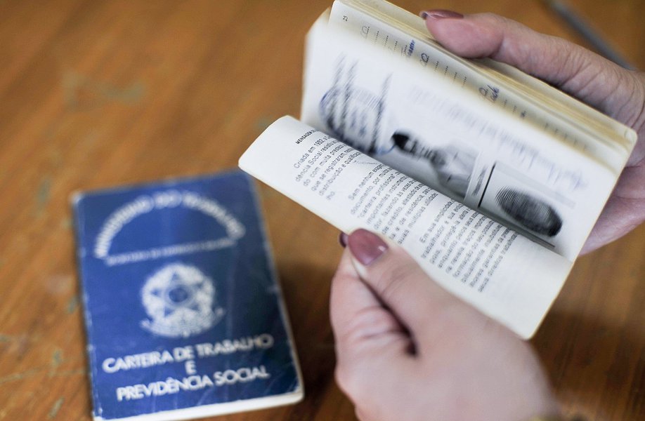 Índice do mês passado foi estimado em 7,6% nas principais regiões do País - Recife, Salvador, Belo Horizonte, Rio de Janeiro, São Paulo e Porto Alegre -, segundo a Pesquisa Mensal de Emprego do IBGE; em setembro de 2014, a taxa era 4,9% (Foto: Gisele Federicce) Índice do mês passado foi estimado em 7,6% nas principais regiões do País - Recife, Salvador, Belo Horizonte, Rio de Janeiro, São Paulo e Porto Alegre -, segundo a Pesquisa Mensal de Emprego do IBGE; em setembro de 2014, a taxa era 4,9%