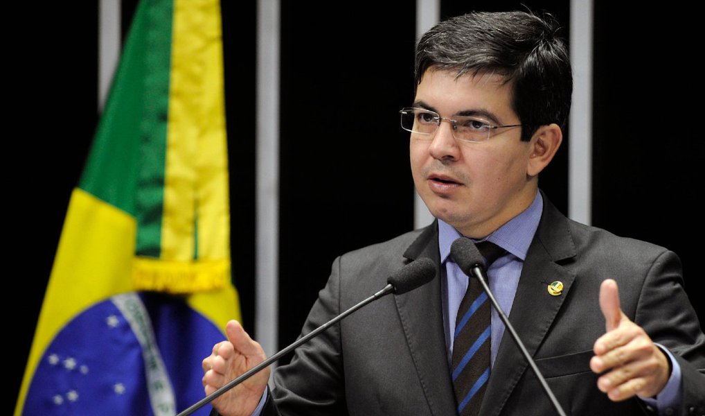 O Brasil deve apoiar o pedido que Cuba fará, semana que vem, na Assembleia Geral das Nações Unidas, em Nova York, pela suspensão imediata do bloqueio econômico contra o país há 53 anos; esta é a moção que o senador Randolfe Rodrigues (Rede-AP) apresentou nesta quarta (21) ao Senado para alinhar o Brasil à maioria das nações do mundo; em 2014, um pedido semelhante de Cuba foi aprovado por 188 países da ONU, contra três abstenções e apenas dois votos contrários: os Estados Unidos e Israel; o líder da Rede no Senado lembra que o bloqueio é o “último e injustificável” resquício da Guerra Fria (Foto: Valter Lima) O Brasil deve apoiar o pedido que Cuba fará, semana que vem, na Assembleia Geral das Nações Unidas, em Nova York, pela suspensão imediata do bloqueio econômico contra o país há 53 anos; esta é a moção que o senador Randolfe Rodrigues (Rede-AP) apresentou nesta quarta (21) ao Senado para alinhar o Brasil à maioria das nações do mundo; em 2014, um pedido semelhante de Cuba foi aprovado por 188 países da ONU, contra três abstenções e apenas dois votos contrários: os Estados Unidos e Israel; o líder da Rede no Senado lembra que o bloqueio é o “último e injustificável” resquício da Guerra Fria