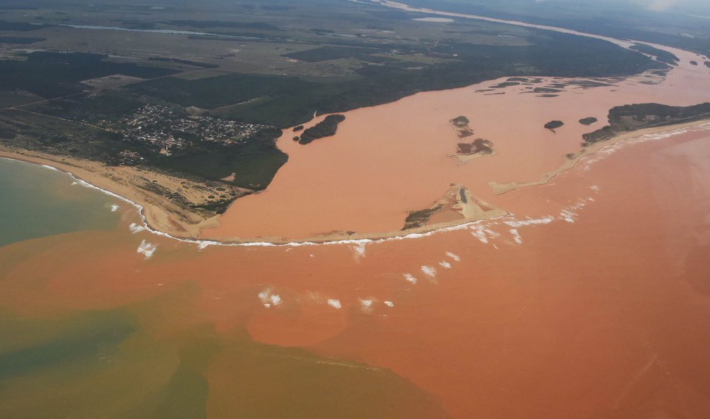 Dois meses depois do rompimento da barragem de Fundão, em Mariana (MG), o tamanho da mancha de lama que se espalha pela superfície do mar do Espírito Santo, a partir da foz do Rio Doce, passou de 19,3 km² para 66,6 km²; Samarco disse que ainda trabalha na elaboração de um plano de mitigação de danos ambientais, mas não há prazo para que os rejeitos de minério deixem de ser despejados no litoral (Foto: Aquiles Lins) Dois meses depois do rompimento da barragem de Fundão, em Mariana (MG), o tamanho da mancha de lama que se espalha pela superfície do mar do Espírito Santo, a partir da foz do Rio Doce, passou de 19,3 km² para 66,6 km²; Samarco disse que ainda trabalha na elaboração de um plano de mitigação de danos ambientais, mas não há prazo para que os rejeitos de minério deixem de ser despejados no litoral