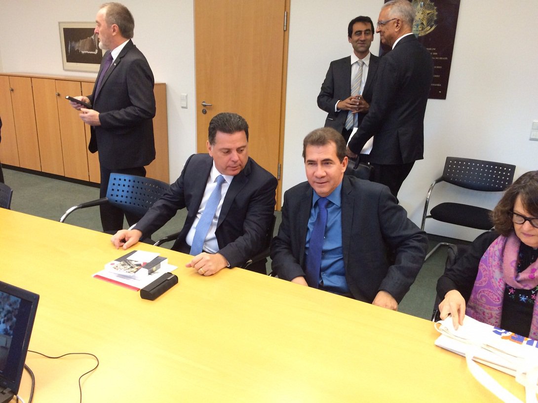João Gomes, prefeito de Anápolis, integra a comitiva liderada pelo governador Marconi Perillo e nesta segunda-feira comandou reunião na Associação da Indústria Alemã de Alimentos; petista também participou do encontro com empresários alemães interessados em investir na Ferrrovia Goiânia-Brasília e nas plataformas de Anápolis, como o Daia e o Aeroporto de Cargas; "A missão é importante. É onde nós temos a oportunidade de mostrar as potencialidades de Goiás e atrair investimentos para o Estado e também para Anápolis; mesmo sendo do PT, o prefeito de Anápolis mantém relação republicana com Marconi e neste ano já teve diversas audiências com o governador (Foto: José Barbacena) João Gomes, prefeito de Anápolis, integra a comitiva liderada pelo governador Marconi Perillo e nesta segunda-feira comandou reunião na Associação da Indústria Alemã de Alimentos; petista também participou do encontro com empresários alemães interessados em investir na Ferrrovia Goiânia-Brasília e nas plataformas de Anápolis, como o Daia e o Aeroporto de Cargas; "A missão é importante. É onde nós temos a oportunidade de mostrar as potencialidades de Goiás e atrair investimentos para o Estado e também para Anápolis; mesmo sendo do PT, o prefeito de Anápolis mantém relação republicana com Marconi e neste ano já teve diversas audiências com o governador