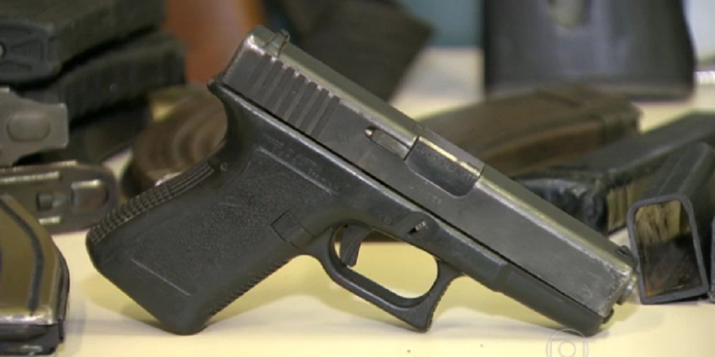 Continua a polêmica sobre o sumiço de mais de 8 mil munições das estruturas da Polícia Militar do Rio de Janeiro; PM ainda não sabe onde foram parar as armas que continuam desaparecidas dos batalhões e ninguém sabe também o paradeiro de 8 mil munições; em 2012, a Corregedoria abriu um inquérito para investigar o paradeiro das 457 armas que desapareceram entre 1993 e 2011; na sexta-feira (23), a PM informou que localizou 215; CPI das Armas já mostrou que cerca de 2,5 mil munições estavam em uma companhia destacada da polícia dentro do Palácio Guanabara (Foto: José Barbacena) Continua a polêmica sobre o sumiço de mais de 8 mil munições das estruturas da Polícia Militar do Rio de Janeiro; PM ainda não sabe onde foram parar as armas que continuam desaparecidas dos batalhões e ninguém sabe também o paradeiro de 8 mil munições; em 2012, a Corregedoria abriu um inquérito para investigar o paradeiro das 457 armas que desapareceram entre 1993 e 2011; na sexta-feira (23), a PM informou que localizou 215; CPI das Armas já mostrou que cerca de 2,5 mil munições estavam em uma companhia destacada da polícia dentro do Palácio Guanabara