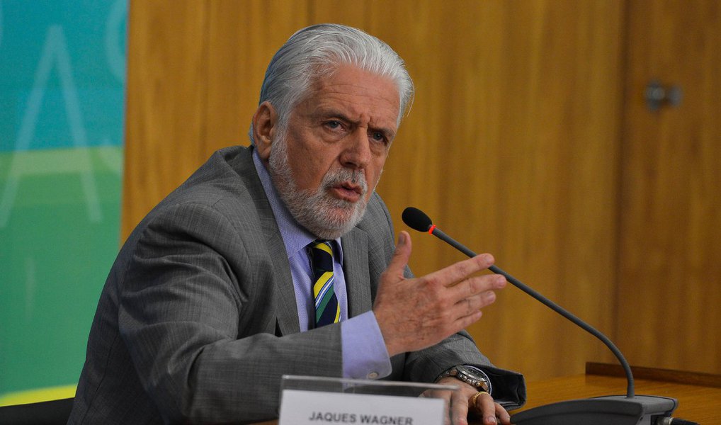 Ministro-chefe da Casa Civil, Jaques Wagner, afirmou que o governo não está preocupado com o desenrolar da nova fase da Operação Zelotes, que nesta segunda-feira (26) cumpriu mandado de busca e apreensão na empresa LFT Marketing Esportivo, do empresário Luiz Cláudio Lula da Silva, filho do ex-presidente Lula; "O que preocupa mesmo o governo é a falta de crescimento, o desemprego crescente e a inflação", afirmou (Foto: Paulo Emílio) Ministro-chefe da Casa Civil, Jaques Wagner, afirmou que o governo não está preocupado com o desenrolar da nova fase da Operação Zelotes, que nesta segunda-feira (26) cumpriu mandado de busca e apreensão na empresa LFT Marketing Esportivo, do empresário Luiz Cláudio Lula da Silva, filho do ex-presidente Lula; "O que preocupa mesmo o governo é a falta de crescimento, o desemprego crescente e a inflação", afirmou