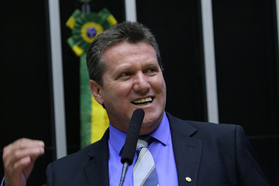 Vice-presidente nacional do PSDB afirma que partido possui hoje três nomes fortes que estão na fila para concorrer ao Paço Municipal: do presidente da Agetop, Jayme Rincón e dos deputados federais Waldir Soares e Fábio Sousa; tucano defende que partido apresente projeto a longo prazo para a capital; Vecci confirma que PSDB deve pedir afastamento do presidente da Câmara dos Deputados, Eduardo Cunha (PMDB-RJ), assim que se comprovar dados do parlamentar sobre contas bancárias na Suíça (Foto: Realle Palazzo-Martini) Vice-presidente nacional do PSDB afirma que partido possui hoje três nomes fortes que estão na fila para concorrer ao Paço Municipal: do presidente da Agetop, Jayme Rincón e dos deputados federais Waldir Soares e Fábio Sousa; tucano defende que partido apresente projeto a longo prazo para a capital; Vecci confirma que PSDB deve pedir afastamento do presidente da Câmara dos Deputados, Eduardo Cunha (PMDB-RJ), assim que se comprovar dados do parlamentar sobre contas bancárias na Suíça