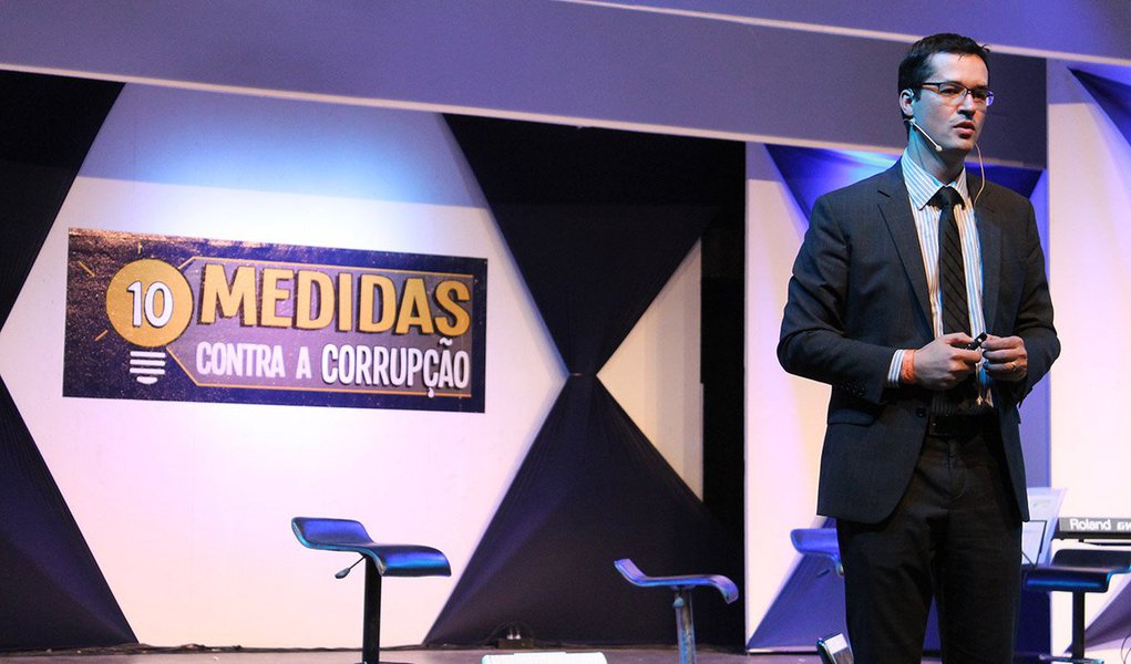 Pacote de dez medidas anticorrupção proposto pelo Ministério Público deve ser enviado até o meio do ano ao Congresso, quando alcançar 1,5 milhão, o mínimo para um projeto de iniciativa popular; projetos do MP endurecem pena para alguns crimes, como o de corrupção e de enriquecimento ilícito, permite maior celeridade no processo e facilita a recuperação de recursos desviados, entre outras soluções; principal defensor da iniciativa, o procurador Deltan Dallagnol, coordenador da força-tarefa da Operação Lava Jato, destaca com frequência que, no Brasil, "o sistema é cancerígeno"; em artigo publicado neste final de ano, ele destacou, a favor do pacote, que "uma assinatura vale mais do que mil reclamações" (Foto: Gisele Federicce) Pacote de dez medidas anticorrupção proposto pelo Ministério Público deve ser enviado até o meio do ano ao Congresso, quando alcançar 1,5 milhão, o mínimo para um projeto de iniciativa popular; projetos do MP endurecem pena para alguns crimes, como o de corrupção e de enriquecimento ilícito, permite maior celeridade no processo e facilita a recuperação de recursos desviados, entre outras soluções; principal defensor da iniciativa, o procurador Deltan Dallagnol, coordenador da força-tarefa da Operação Lava Jato, destaca com frequência que, no Brasil, "o sistema é cancerígeno"; em artigo publicado neste final de ano, ele destacou, a favor do pacote, que "uma assinatura vale mais do que mil reclamações"