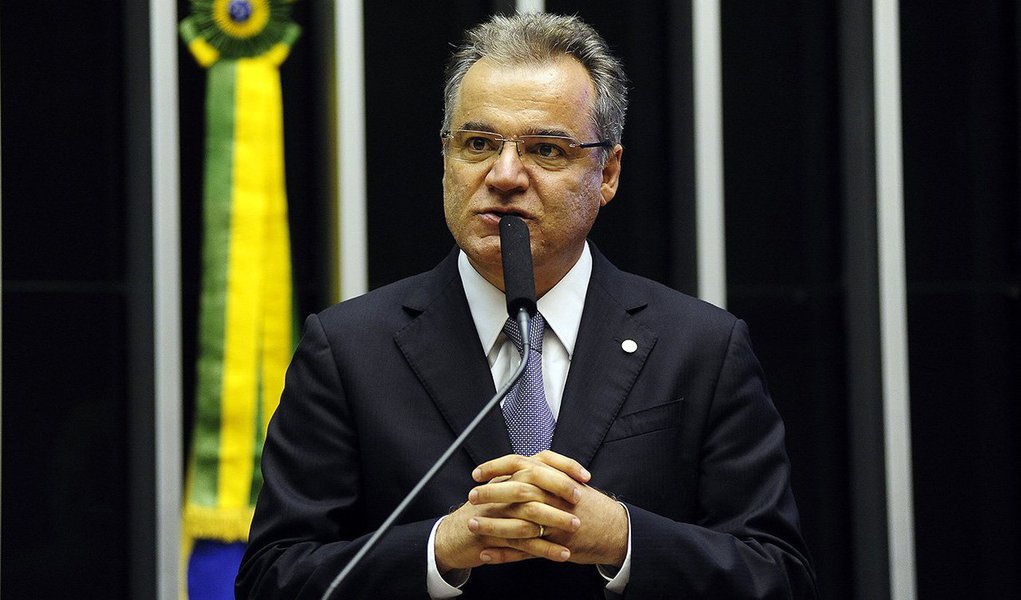 Deputado federal Samuel Moreira (PSDB-SP) e membro da Comissão Mista do Orçamento diz que “a oposição deve ser dura contra um governo corrupto e incapaz de colocar o país no rumo do desenvolvimento, mas não deve contribuir para piorar ainda mais as finanças públicas” (Foto: Roberta Namour) Deputado federal Samuel Moreira (PSDB-SP) e membro da Comissão Mista do Orçamento diz que “a oposição deve ser dura contra um governo corrupto e incapaz de colocar o país no rumo do desenvolvimento, mas não deve contribuir para piorar ainda mais as finanças públicas”