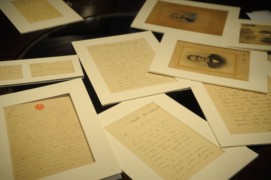 Um pequeno tesouro literário, guardado com esmero durante quatro gerações, veio a público nesta quinta-feira (15). Dezenas de documentos, fotos e 61 cartas do crítico e acadêmico José Veríssimo, recebidas do escritor Machado de Assis, foram entregues pela família de Veríssimo à Academia Brasileira de Letras (Foto: Gisele Federicce) Um pequeno tesouro literário, guardado com esmero durante quatro gerações, veio a público nesta quinta-feira (15). Dezenas de documentos, fotos e 61 cartas do crítico e acadêmico José Veríssimo, recebidas do escritor Machado de Assis, foram entregues pela família de Veríssimo à Academia Brasileira de Letras