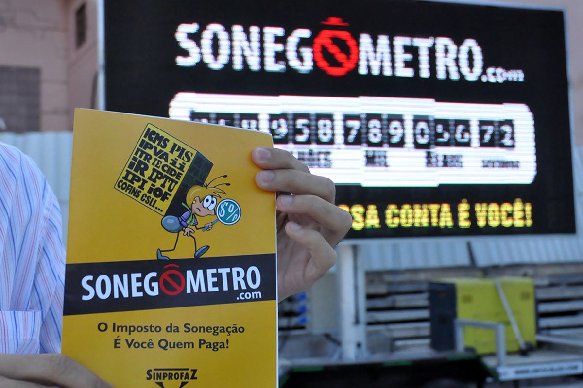 Estimativa do Sindicato Nacional dos Procuradores da Fazenda (Sinprofaz) aponta que a sonegação fiscal já evadiu R$ 418 bilhões do Brasil em 2015; valor deve atingir R$ 550 bilhões até o fim do ano, segundo o Sonegômetro, criado pela entidade; valor é quase o dobro do orçamento do ano para os ministérios da Saúde e da Educação, juntos: R$ 121 bilhões e R$ 103 bilhões, respectivamente; "É esse dinheiro que alimenta a corrupção, o financiamento ilegal de campanhas eleitorais", afirmou Achilles Linhares, presidente do Sinprofaz; Segundo dados do Ministério da Fazenda, o país tem hoje um estoque de R$ 1,5 trilhão na dívida ativa (Foto: Aquiles Lins) Estimativa do Sindicato Nacional dos Procuradores da Fazenda (Sinprofaz) aponta que a sonegação fiscal já evadiu R$ 418 bilhões do Brasil em 2015; valor deve atingir R$ 550 bilhões até o fim do ano, segundo o Sonegômetro, criado pela entidade; valor é quase o dobro do orçamento do ano para os ministérios da Saúde e da Educação, juntos: R$ 121 bilhões e R$ 103 bilhões, respectivamente; "É esse dinheiro que alimenta a corrupção, o financiamento ilegal de campanhas eleitorais", afirmou Achilles Linhares, presidente do Sinprofaz; Segundo dados do Ministério da Fazenda, o país tem hoje um estoque de R$ 1,5 trilhão na dívida ativa