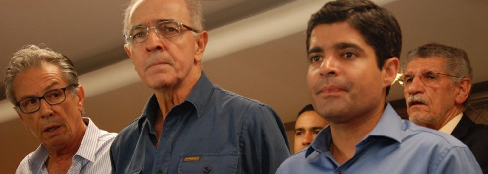 Na convenção estadual do DEM, na segunda-feira (27), em Salvador, o prefeito ACM Neto fez discurso de palanque e disparou artilharia pesada contra os petistas, ao comentar a passagem do ex-presidente Lula pela capital na sexta (23); ACM disse que no evento com Lula "o clima era de vergonha e tristeza", mas deveria ter sido de "penitência"; "Eles deveriam estar se reunindo para pedir perdão pelos males que causaram ao País"; audacioso, ACM disse que a oposição não deixará de ter candidato a prefeito em sequer uma das 417 cidades da Bahia nas eleições de 2016; "Aqui fica um recado ao PT: se preparem, pois estamos prontos para enfrentá-los em todo o estado" (Foto: Romulo Faro) Na convenção estadual do DEM, na segunda-feira (27), em Salvador, o prefeito ACM Neto fez discurso de palanque e disparou artilharia pesada contra os petistas, ao comentar a passagem do ex-presidente Lula pela capital na sexta (23); ACM disse que no evento com Lula "o clima era de vergonha e tristeza", mas deveria ter sido de "penitência"; "Eles deveriam estar se reunindo para pedir perdão pelos males que causaram ao País"; audacioso, ACM disse que a oposição não deixará de ter candidato a prefeito em sequer uma das 417 cidades da Bahia nas eleições de 2016; "Aqui fica um recado ao PT: se preparem, pois estamos prontos para enfrentá-los em todo o estado"
