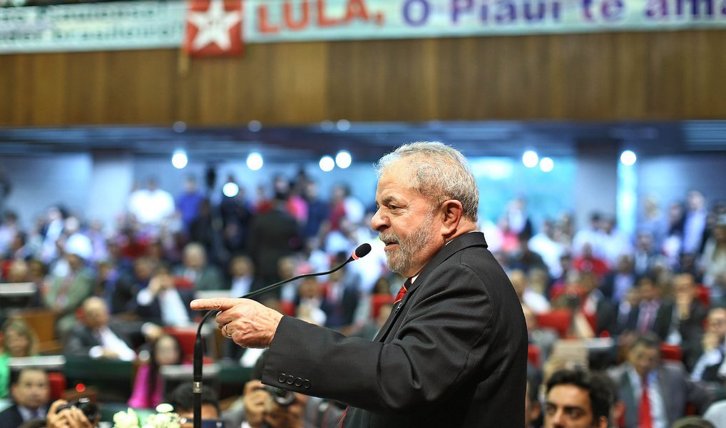 "Se alguém nosso errou, vai pagar, como qualquer cidadão. Mas o que não se pode admitir é que gente que a gente sabe que roubou a vida inteira venha a chamar o PT de ladrão. A gente não pode permitir", afirmou o ex-presidente Lula nessa quarta-feira, 21, durante evento do PT em Teresina (PI); Lula também criticou os pedidos de impeachment; "A única coisa que temos que dizer é que eles têm que aprender a nos respeitar como nós os respeitamos a vida inteira quando nós perdemos" (Foto: Aquiles Lins) "Se alguém nosso errou, vai pagar, como qualquer cidadão. Mas o que não se pode admitir é que gente que a gente sabe que roubou a vida inteira venha a chamar o PT de ladrão. A gente não pode permitir", afirmou o ex-presidente Lula nessa quarta-feira, 21, durante evento do PT em Teresina (PI); Lula também criticou os pedidos de impeachment; "A única coisa que temos que dizer é que eles têm que aprender a nos respeitar como nós os respeitamos a vida inteira quando nós perdemos"