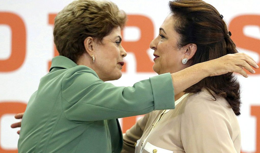 Peemedebista, ministra da Agricultura, Kátia Abreu, sai em defesa do mandato de Dilma Rousseff: "Só vejo adjetivação, porque a presidente não gosta do Congresso, porque é impopular, porque briga, etc."; "Ninguém nunca ouviu dizer que ela tenha furtado uma caneta BIC", declarou; segundo ela, o afastamento da presidente não resolveria os problemas da economia: "E, no dia seguinte, viria a frustração, porque nada seria modificado com rapidez, sem dor, como num passe de mágica. Não tem Hollywood nem país das maravilhas"; a ministra aponta ainda o risco de se basear o impeachment em popularidade: "Se fizermos uma pesquisa com os governadores e prefeitos, devido à dificuldade financeira que se encontram, talvez não sobrasse nenhum" (Foto: Roberta Namour) Peemedebista, ministra da Agricultura, Kátia Abreu, sai em defesa do mandato de Dilma Rousseff: "Só vejo adjetivação, porque a presidente não gosta do Congresso, porque é impopular, porque briga, etc."; "Ninguém nunca ouviu dizer que ela tenha furtado uma caneta BIC", declarou; segundo ela, o afastamento da presidente não resolveria os problemas da economia: "E, no dia seguinte, viria a frustração, porque nada seria modificado com rapidez, sem dor, como num passe de mágica. Não tem Hollywood nem país das maravilhas"; a ministra aponta ainda o risco de se basear o impeachment em popularidade: "Se fizermos uma pesquisa com os governadores e prefeitos, devido à dificuldade financeira que se encontram, talvez não sobrasse nenhum"