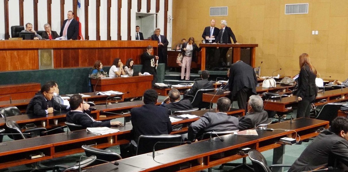 Levantamento do jornal Tribuna da Bahia dá conta de que pelo menos 15 dos 63 deputados que compõem a Assembleia Legislativa (ALBA) devem disputar prefeituras nas eleições de 2016; caso as candidaturas se confirmem, a ALBA poderá ficar deserta nos meses que antecedem as eleições, pois os parlamentares se dedicam às campanhas em suas respectivas cidades; a possibilidade de eleição mantém um grupo em estado de alerta: os suplentes; se os deputados conseguirem êxito em suas tentativas nos municípios, as cadeiras do Legislativo serão preenchidas pelos substitutos (Foto: Romulo Faro) Levantamento do jornal Tribuna da Bahia dá conta de que pelo menos 15 dos 63 deputados que compõem a Assembleia Legislativa (ALBA) devem disputar prefeituras nas eleições de 2016; caso as candidaturas se confirmem, a ALBA poderá ficar deserta nos meses que antecedem as eleições, pois os parlamentares se dedicam às campanhas em suas respectivas cidades; a possibilidade de eleição mantém um grupo em estado de alerta: os suplentes; se os deputados conseguirem êxito em suas tentativas nos municípios, as cadeiras do Legislativo serão preenchidas pelos substitutos