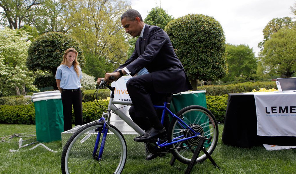 Jornalista Fernando Brito, do Tijolaço, relata que a maior potência econômica do planeta está "pedalando"; o limite autorizado para a dívida pública dos Estados Unidos é de US$ 18,112 trilhões, mas nesta terça-feira, 20, o montante chegava a US$ 18,165 trilhões; "Está, enquanto isso, sustentando as despesas públicas com operações de swap (adiantamentos compensáveis) com fundos estatais que não são destinados a isso, emergencialmente"; para Brito, o ministro do TCU Augusto Nardes "ficaria, por lá, falando sozinho seu 'not cycling, Obama, or I impeach you'" (Foto: Aquiles Lins) Jornalista Fernando Brito, do Tijolaço, relata que a maior potência econômica do planeta está "pedalando"; o limite autorizado para a dívida pública dos Estados Unidos é de US$ 18,112 trilhões, mas nesta terça-feira, 20, o montante chegava a US$ 18,165 trilhões; "Está, enquanto isso, sustentando as despesas públicas com operações de swap (adiantamentos compensáveis) com fundos estatais que não são destinados a isso, emergencialmente"; para Brito, o ministro do TCU Augusto Nardes "ficaria, por lá, falando sozinho seu 'not cycling, Obama, or I impeach you'"