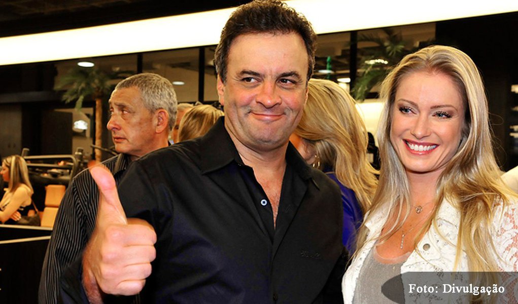 Levantamento foi feito pelo governo de Minas Gerais, que não encontrou justificativas para as viagens de Aécio entre 2003 e 2010, período em que foi governador; durante esse período, embora governasse Minas, Aécio tinha fama de baladeiro e de passar quase todos os fins de semana no Rio; levantamento também registrou seis viagens de Aécio para Florianópolis, onde ele conheceu sua atual esposa, Letícia Weber; há ainda deslocamentos para balneários fluminenses, como Búzios e Angra dos Reis; até outubro, a gestão de Fernando Pimentel informará à Assembleia Legislativa de Minas Gerais o gasto total de Aécio com aeronaves usadas para fins particulares, o que, em tese, constitui improbidade administrativa (Foto: Leonardo Attuch) Levantamento foi feito pelo governo de Minas Gerais, que não encontrou justificativas para as viagens de Aécio entre 2003 e 2010, período em que foi governador; durante esse período, embora governasse Minas, Aécio tinha fama de baladeiro e de passar quase todos os fins de semana no Rio; levantamento também registrou seis viagens de Aécio para Florianópolis, onde ele conheceu sua atual esposa, Letícia Weber; há ainda deslocamentos para balneários fluminenses, como Búzios e Angra dos Reis; até outubro, a gestão de Fernando Pimentel informará à Assembleia Legislativa de Minas Gerais o gasto total de Aécio com aeronaves usadas para fins particulares, o que, em tese, constitui improbidade administrativa