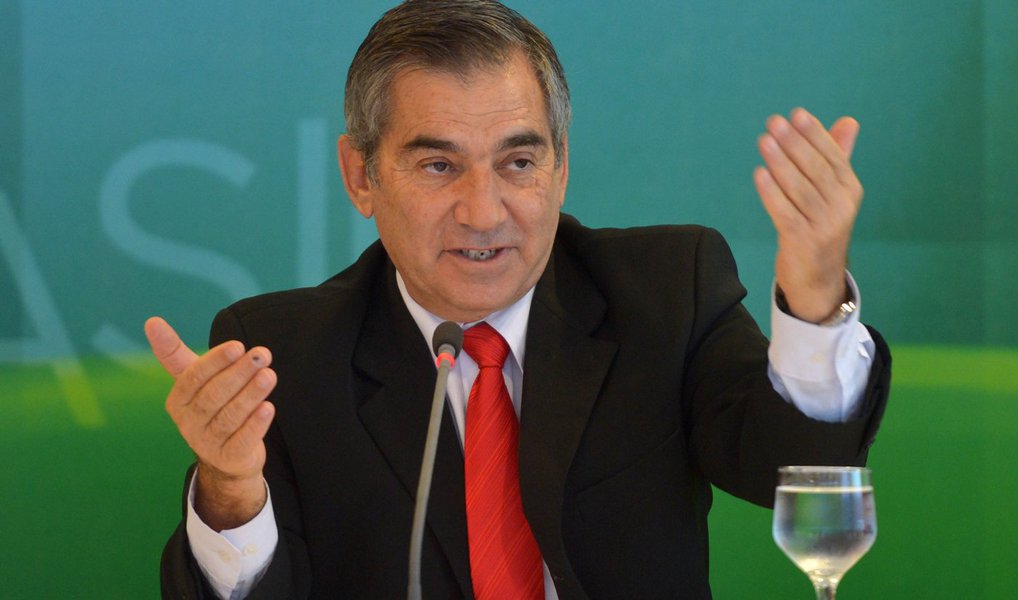 Ex-chefe de gabinete do ex-presidente Lula, Gilberto Carvalho se diz indignado em ver seu nome citado na Operação Zelotes e adianta que desafia quem quer que seja a provar que ele tenha recebido recursos ilicitamente no período em que trabalhou no Palácio do Planalto; "Nunca recebi dinheiro nenhum. Eu tenho uma chácara, um apartamento para pagar em vinte anos e uma filha falida, a quem tenho de ajudar. Estão fazendo meras e tristes interpretações. Quero que comprovem se recebi um tostão", afirmou; ele argumenta que as MPs não passavam por sua alçada, tanto na gestão Lula quanto durante o governo Dilma (Foto: Valter Lima) Ex-chefe de gabinete do ex-presidente Lula, Gilberto Carvalho se diz indignado em ver seu nome citado na Operação Zelotes e adianta que desafia quem quer que seja a provar que ele tenha recebido recursos ilicitamente no período em que trabalhou no Palácio do Planalto; "Nunca recebi dinheiro nenhum. Eu tenho uma chácara, um apartamento para pagar em vinte anos e uma filha falida, a quem tenho de ajudar. Estão fazendo meras e tristes interpretações. Quero que comprovem se recebi um tostão", afirmou; ele argumenta que as MPs não passavam por sua alçada, tanto na gestão Lula quanto durante o governo Dilma