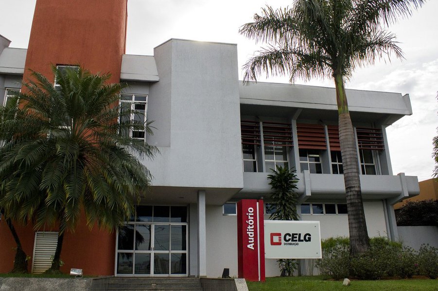 Eletrobras pretende arrecadar até R$ 5 bilhões com a venda da participação majoritária da Celg D; segundo coordenador do Grupo de Estudos do Setor Elétrico (Gesel), da Universidade Federal do Rio de Janeiro, interesse na companhia se deve a diversos fatores, como a localização, expansão, e, além disso, a Celg possui menos dívidas que as demais distribuidoras do país, afirma o professor Nivalde de Castro; "A nossa avaliação é que os chineses tem uma probabilidade grande de vencer, já que o dólar está muito valorizado frente ao Real", acredita (Foto: Realle Palazzo-Martini) Eletrobras pretende arrecadar até R$ 5 bilhões com a venda da participação majoritária da Celg D; segundo coordenador do Grupo de Estudos do Setor Elétrico (Gesel), da Universidade Federal do Rio de Janeiro, interesse na companhia se deve a diversos fatores, como a localização, expansão, e, além disso, a Celg possui menos dívidas que as demais distribuidoras do país, afirma o professor Nivalde de Castro; "A nossa avaliação é que os chineses tem uma probabilidade grande de vencer, já que o dólar está muito valorizado frente ao Real", acredita