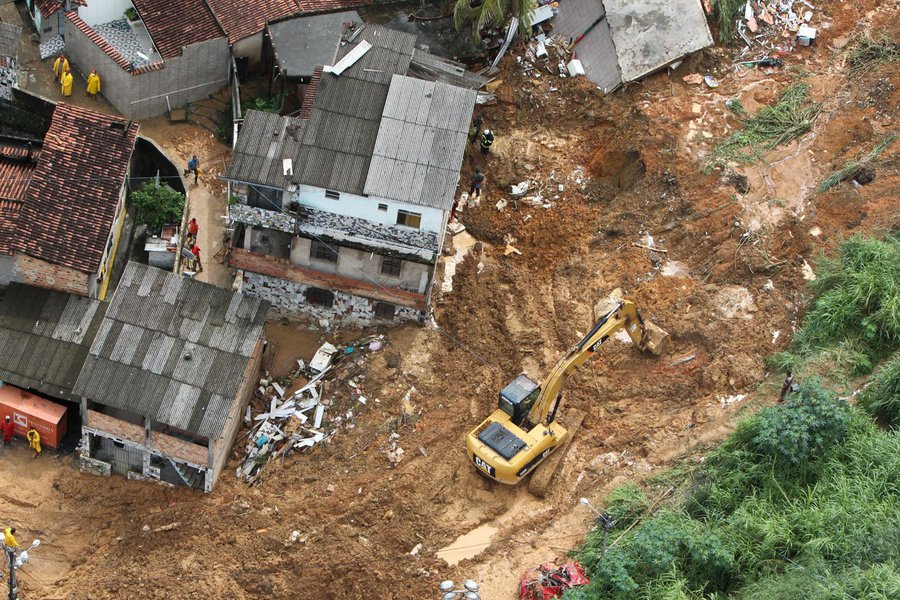 A prefeitura de Salvador denunciou o servidor Thiago Santos Lima por desvio mais de R$ 100 mil destinados a pessoas que ficaram desabrigadas após as fortes chuvas que castigaram a cidade em abril e maio deste ano; ele foi preso nesta sexta-feira e vai responder pelo crime de peculato; Thiago trabalhava no Fundo Municipal de Assistência Social e era responsável pelo repasse do auxílio aos desabrigados; ao invés de encaminhar a verba para as vítimas da chuva, ele estava repassando os recursos a amigos, entre eles um estudante de medicina, com valores até três vezes mais do que o máximo previsto para cada família, que é de três salários mínimos (Foto: Romulo Faro) A prefeitura de Salvador denunciou o servidor Thiago Santos Lima por desvio mais de R$ 100 mil destinados a pessoas que ficaram desabrigadas após as fortes chuvas que castigaram a cidade em abril e maio deste ano; ele foi preso nesta sexta-feira e vai responder pelo crime de peculato; Thiago trabalhava no Fundo Municipal de Assistência Social e era responsável pelo repasse do auxílio aos desabrigados; ao invés de encaminhar a verba para as vítimas da chuva, ele estava repassando os recursos a amigos, entre eles um estudante de medicina, com valores até três vezes mais do que o máximo previsto para cada família, que é de três salários mínimos