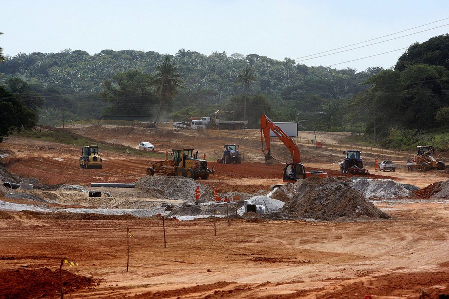 A Via Metropolitana Camaçari-Lauro de Freitas começa a ganhar forma; em três dos 11,2 quilômetros de extensão do trecho, que ligará a Rodovia CIA-Aeroporto (BA-526) à Estrada do Coco (BA-099), máquinas trabalham de forma acelerada na fase de terraplanagem do terreno, que já concluiu o processo de supressão vegetal; os outros oito quilômetros passam por levantamento técnico para a execução do projeto executivo; a estimativa é que toda a obra seja finalizada 18 meses após as liberações de áreas e licenças restantes serem concedidas (Foto: Romulo Faro) A Via Metropolitana Camaçari-Lauro de Freitas começa a ganhar forma; em três dos 11,2 quilômetros de extensão do trecho, que ligará a Rodovia CIA-Aeroporto (BA-526) à Estrada do Coco (BA-099), máquinas trabalham de forma acelerada na fase de terraplanagem do terreno, que já concluiu o processo de supressão vegetal; os outros oito quilômetros passam por levantamento técnico para a execução do projeto executivo; a estimativa é que toda a obra seja finalizada 18 meses após as liberações de áreas e licenças restantes serem concedidas