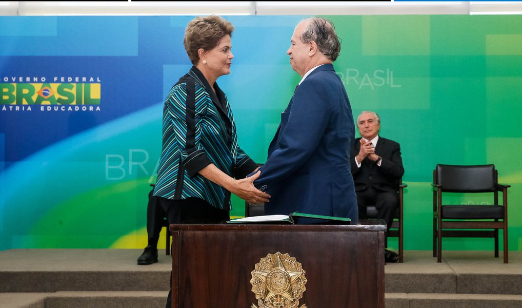 Como parte da reformulação do seu governo, a presidente Dilma Rousseff demitiu nesta quarta (30) o ministro Renato Janine Ribeiro, da Educação; ele foi chamado ao Palácio do Planalto para ser comunicado da saída, que já vinha se desenhando há alguns dias; Aloizio Mercadante, que já respondeu pela pasta, voltará a ocupá-la; também esteve no Planalto o secretário-executivo do Ministério da Educação, Luiz Claudio Costa; ele se reuniu com Mercadante para tratar da transição no ministério (Foto: Gisele Federicce) Como parte da reformulação do seu governo, a presidente Dilma Rousseff demitiu nesta quarta (30) o ministro Renato Janine Ribeiro, da Educação; ele foi chamado ao Palácio do Planalto para ser comunicado da saída, que já vinha se desenhando há alguns dias; Aloizio Mercadante, que já respondeu pela pasta, voltará a ocupá-la; também esteve no Planalto o secretário-executivo do Ministério da Educação, Luiz Claudio Costa; ele se reuniu com Mercadante para tratar da transição no ministério