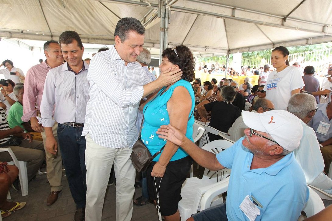 Município de Miguel Calmon, no Piemonte da Chapada Diamantina, sedia a primeira etapa dos serviços oftalmológicos oferecidos pelo Programa Saúde Sem Fronteiras; moradores de 19 cidades da região são beneficiados com realização de 5 mil consultas e 1,5 mil cirurgias de catarata; governador Rui Costa acompanhou o atendimento à população; “Aqui é o atendimento humanizado. É um atendimento que traz um serviço que há muito tempo era esperado por milhares de pessoas. A gente percebe a felicidade desses senhores e dessas senhoras por voltar a enxergar os netos e a fazer as atividades do dia a dia” (Foto: José Barbacena) Município de Miguel Calmon, no Piemonte da Chapada Diamantina, sedia a primeira etapa dos serviços oftalmológicos oferecidos pelo Programa Saúde Sem Fronteiras; moradores de 19 cidades da região são beneficiados com realização de 5 mil consultas e 1,5 mil cirurgias de catarata; governador Rui Costa acompanhou o atendimento à população; “Aqui é o atendimento humanizado. É um atendimento que traz um serviço que há muito tempo era esperado por milhares de pessoas. A gente percebe a felicidade desses senhores e dessas senhoras por voltar a enxergar os netos e a fazer as atividades do dia a dia”