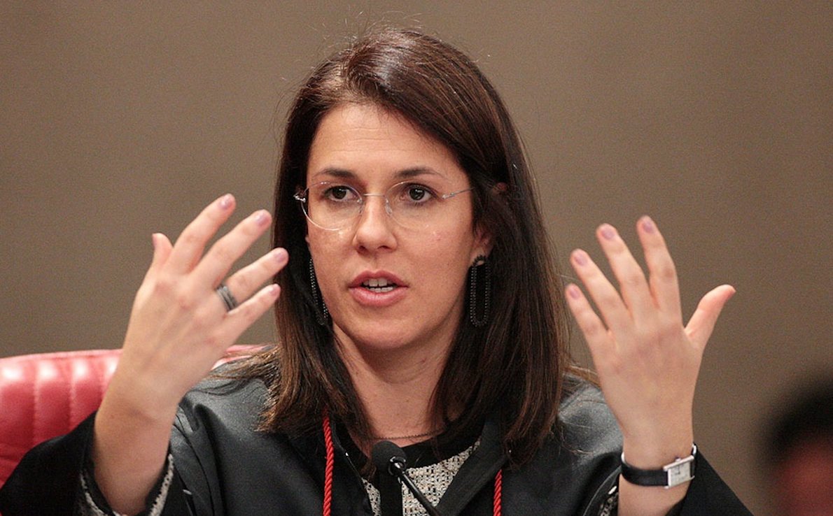Ministra do TSE Luciana Lóssio avalia que pouca coisa mudou decorridos mais de 80 anos desde que a primeira mulher ocupou uma cadeira no Legislativo brasileiro e a participação das mulheres na vida política nacional ainda está longe da isonomia assegurada pela Constituição; magistrada destaca que os desafios das mulheres ainda são "gigantescos" e que a " Reforma Eleitoral trouxe alguns poucos avanços" sobre a participação feminina na política; "A luta é árdua, os avanços são lentos, mas a persistência feminina é colossal!", afirma, otimista (Foto: Paulo Emílio) Ministra do TSE Luciana Lóssio avalia que pouca coisa mudou decorridos mais de 80 anos desde que a primeira mulher ocupou uma cadeira no Legislativo brasileiro e a participação das mulheres na vida política nacional ainda está longe da isonomia assegurada pela Constituição; magistrada destaca que os desafios das mulheres ainda são "gigantescos" e que a " Reforma Eleitoral trouxe alguns poucos avanços" sobre a participação feminina na política; "A luta é árdua, os avanços são lentos, mas a persistência feminina é colossal!", afirma, otimista
