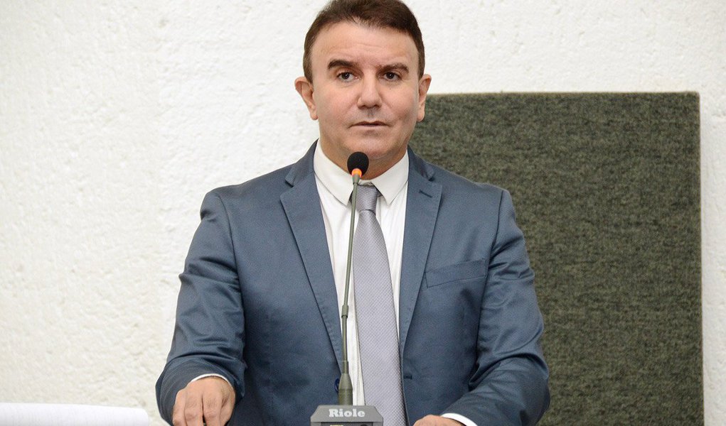 Oposicionista Eduardo Siqueira Campos (PTB) disse nesta quarta-feira, 21, que o projeto da Lei de Diretrizes Orçamentárias (LDO) para 2016 não traz a previsão de pagamento da data-base dos servidores públicos estaduais; "É apenas uma omissão? Vai constar na LOA (Lei Orçamentária Anual)? Ou é apenas uma sinalização?", questionou; deputado também alertou aos demais parlamentares sobre a LDO não inclui as emendas parlamentares entre os recursos que são reservados para pagamentos obrigatórios (Foto: Aquiles Lins) Oposicionista Eduardo Siqueira Campos (PTB) disse nesta quarta-feira, 21, que o projeto da Lei de Diretrizes Orçamentárias (LDO) para 2016 não traz a previsão de pagamento da data-base dos servidores públicos estaduais; "É apenas uma omissão? Vai constar na LOA (Lei Orçamentária Anual)? Ou é apenas uma sinalização?", questionou; deputado também alertou aos demais parlamentares sobre a LDO não inclui as emendas parlamentares entre os recursos que são reservados para pagamentos obrigatórios