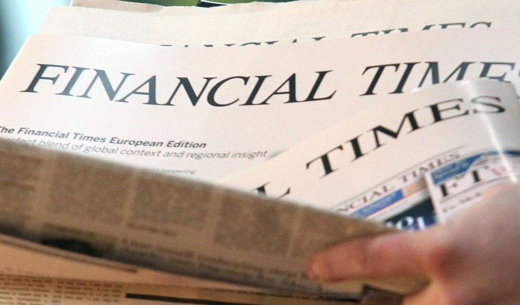 A aceitação do pedido de abertura de impeachment da presidente Dilma Rousseff foi criticado pelo jornal britânico "Financial Times", que atribuiu o início dos procedimentos como atos de "políticos rivais tentando salvar a própria pele em meio ao escândalo de corrupção"; jornal destacou que Eduardo Cunha "foi acusado de esconder milhões de dólares de propina em contas na Suíça"; "Ele achava que o partido da situação, o PT, iria protegê-lo. Quando isso não aconteceu, ele deu início à tramitação do impeachment, justificando que tratava-se de uma questão 'técnica'", diz a reportagem (Foto: Aquiles Lins) A aceitação do pedido de abertura de impeachment da presidente Dilma Rousseff foi criticado pelo jornal britânico "Financial Times", que atribuiu o início dos procedimentos como atos de "políticos rivais tentando salvar a própria pele em meio ao escândalo de corrupção"; jornal destacou que Eduardo Cunha "foi acusado de esconder milhões de dólares de propina em contas na Suíça"; "Ele achava que o partido da situação, o PT, iria protegê-lo. Quando isso não aconteceu, ele deu início à tramitação do impeachment, justificando que tratava-se de uma questão 'técnica'", diz a reportagem